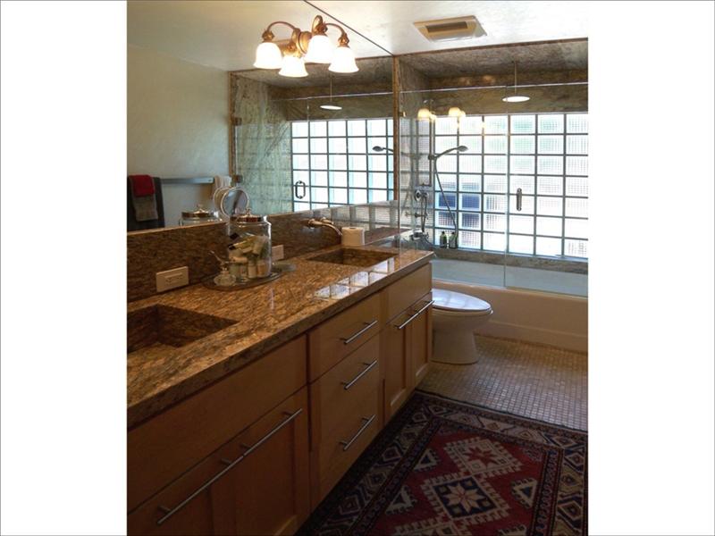 Light & Bright Main Bath w/Glass Brick Wall