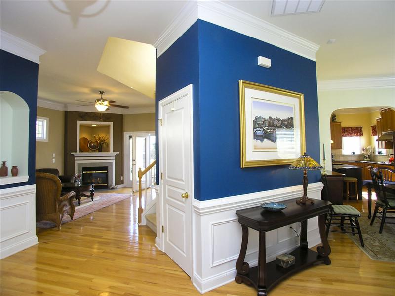 Foyer with moldings