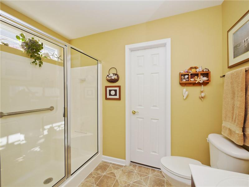 Double walk-in shower with seat and grab bar