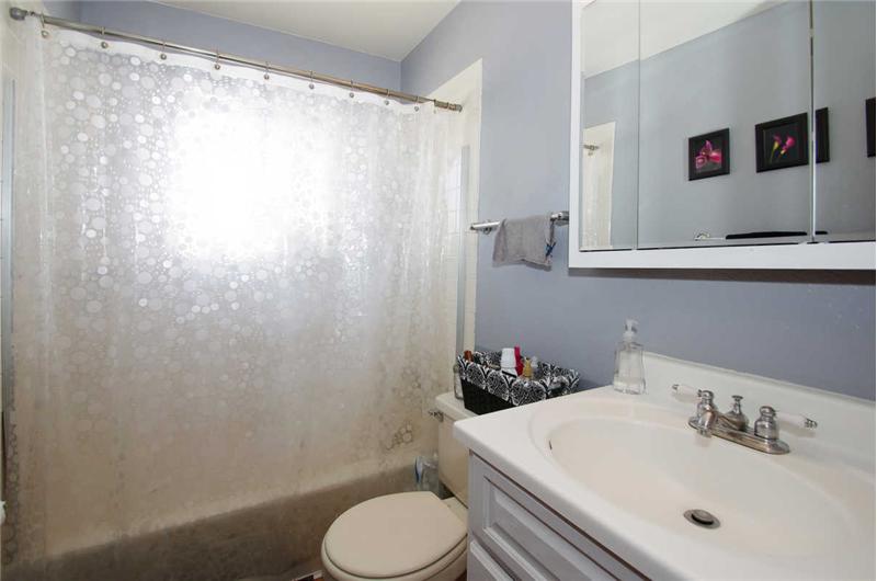 Full bath on main level with pergo flooring