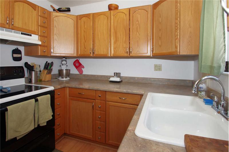 Smooth top oven range, ample cabinet storage!