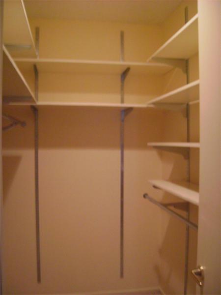 Walk In Closet Bed 1