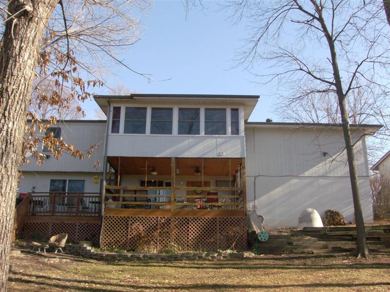 Back of 805 Red Oak Lane