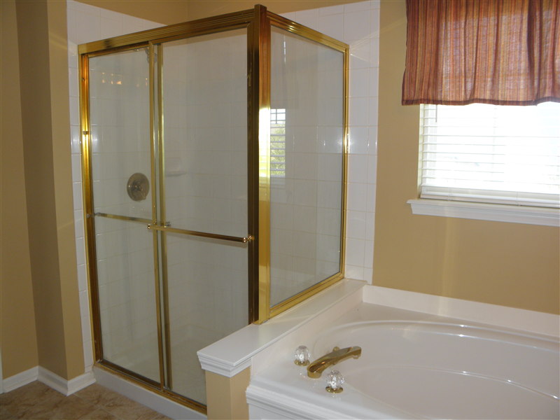 MASTER BATH GARDEN TUB, SEPARATE SHOWER, WATER CLOSET AND WALK IN CLOSET.
