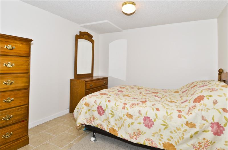 LL Sleeping room or craft room/office