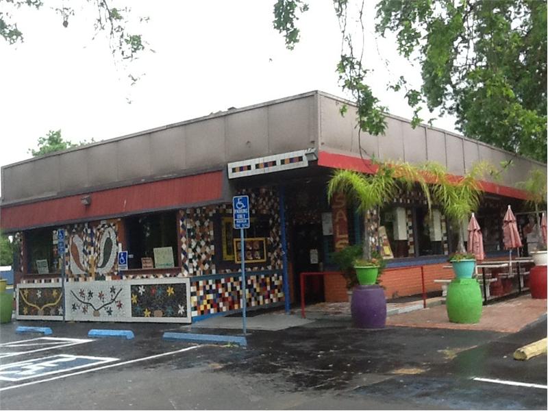 Walk to local restaurants (Sal