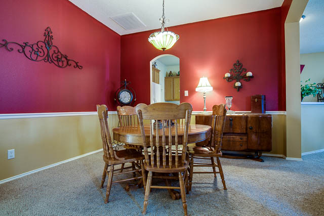 Dining area is great for entertaining.