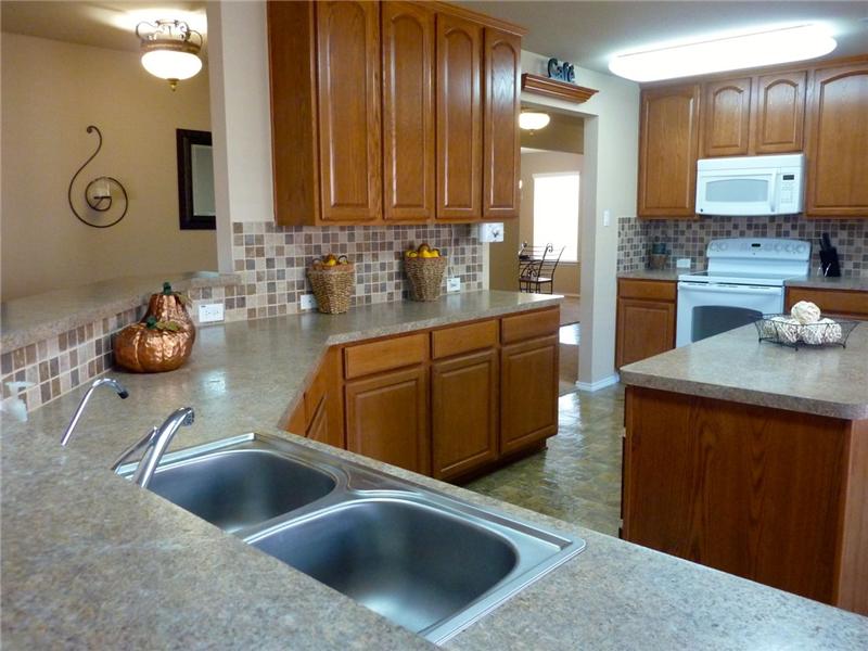 Cooks will enjoy the glass stovetop!