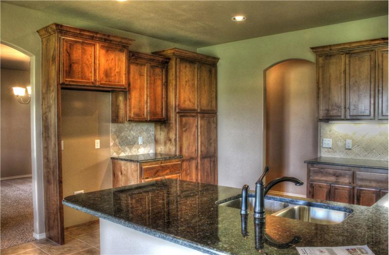 KITCHEN WITH BREAKFAST BAR