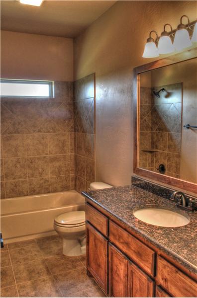 UPSTAIRS FULL BATHROOM