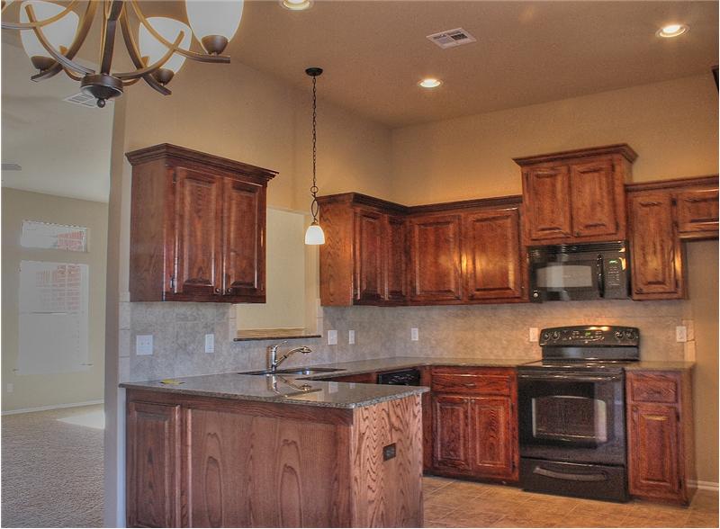 812 Raintree Mansion Kitchen w/granite countertops