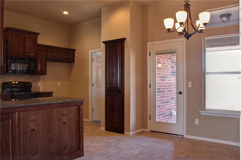 812 Raintree Mansion w/large pantry