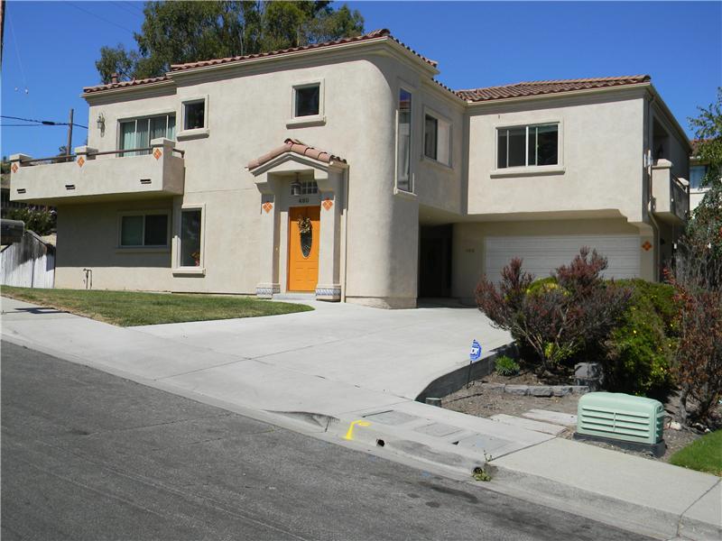 2 Unit Complex (Townhouse at back for sale)