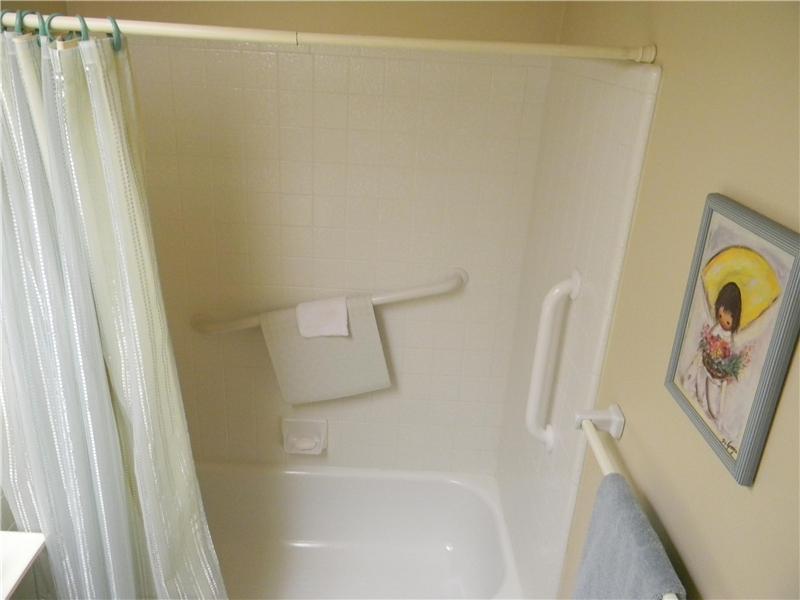 Guest Bathroom Tub/Shower