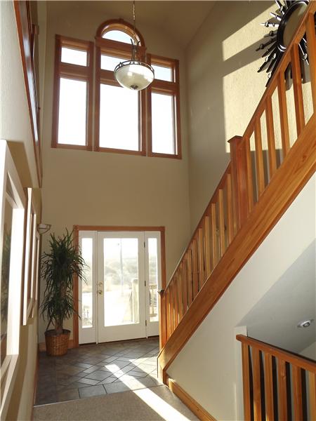 Open foyer on the mid level