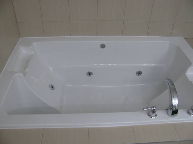 Ensuite Jetted Soaker Tub